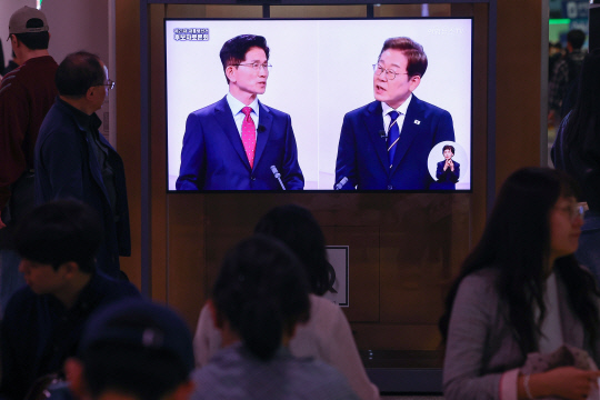18일 서울역 대합실에서 시민들이 제21대 대선 1차 후보자 토론회 중계방송을 지켜보고 있다. [연합뉴스]